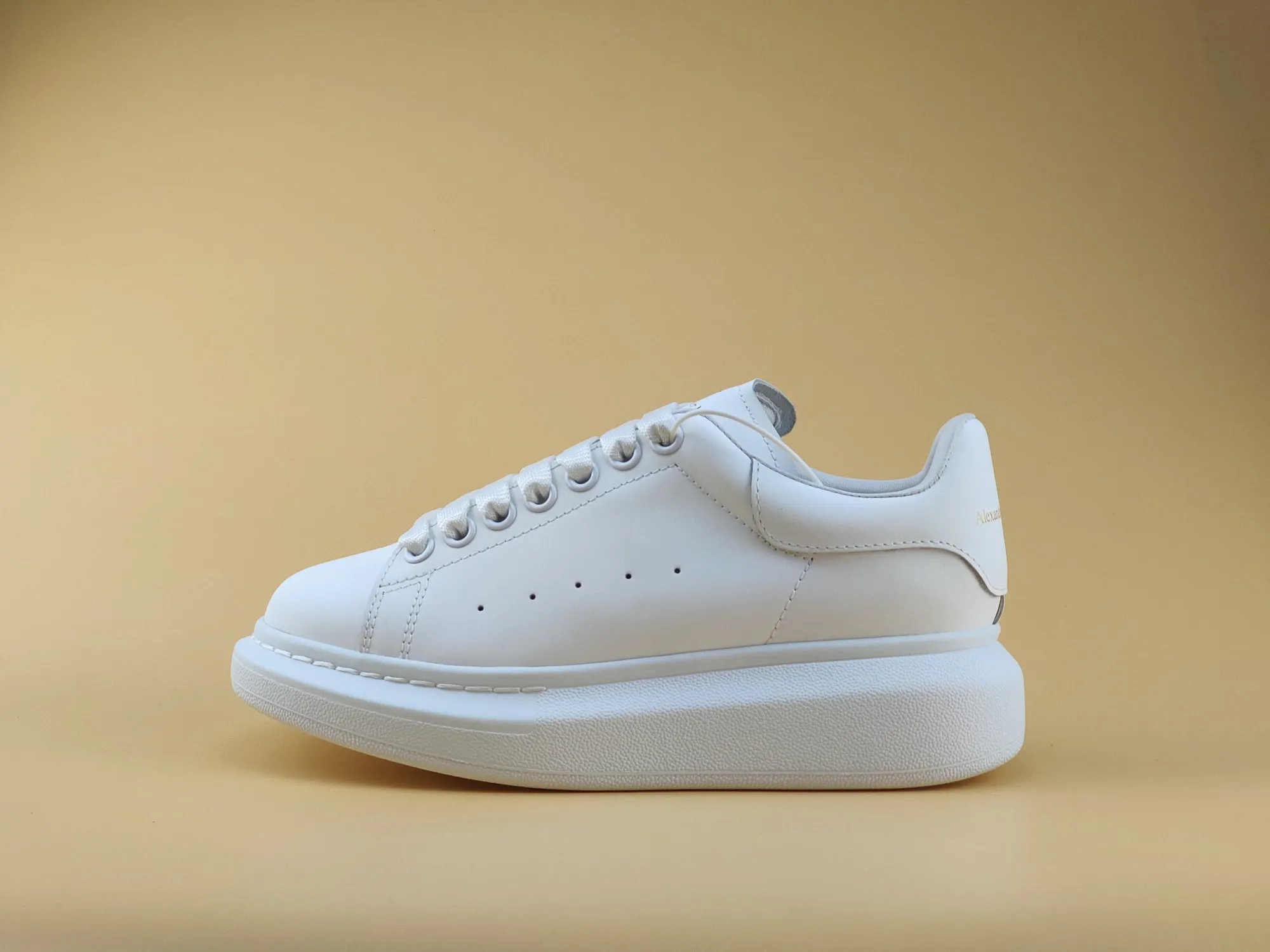 👟👟Ex-factory price👟👟Ex-factory price 480 👟👟 ALEXANDER MQUEEN (McQueen) 🎉The highest quality silk cowhide version on the market🎊, imported water-dyed sheepskin inside, 1:1 replica at the counter, star style T stage catwalk, a must-have for fashionistas , the original high-temperature and ultra-clear air pressure logo on the foot, absolutely counter-matched version, the arc of the back bag is truly genuine 0⃣ difference, using an exclusive privately molded double-layer vacuum outsole, which is light on the foot and has excellent rebound! Running🏃✈The first choice item for outdoor sports💅💅Trend and fashion coexist📣Female style: 35-39, male style: 39-44 with original packaging